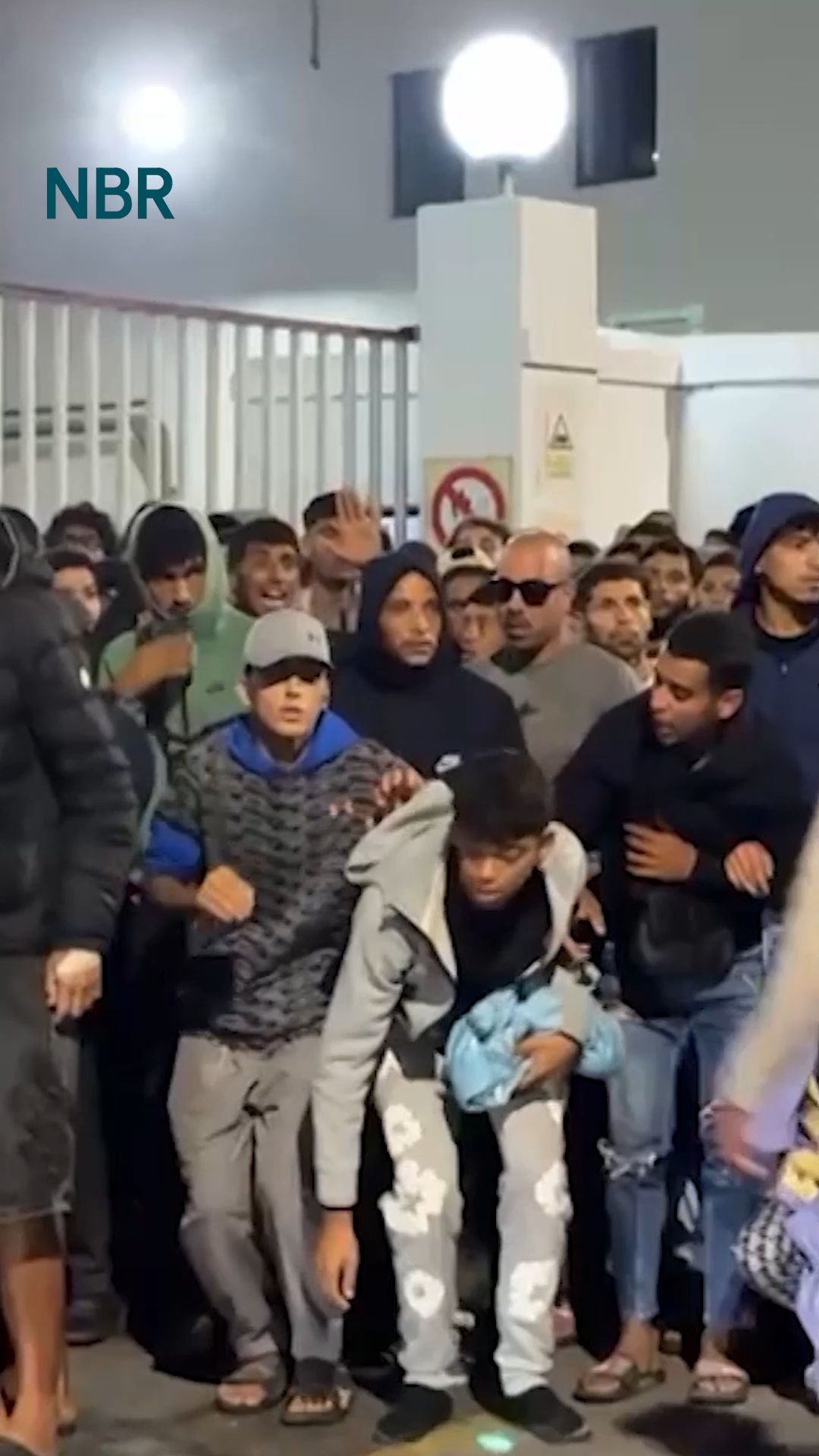 Video: Neues Aufnahmezentrum im Hafen: Tumulte bei Massenverlegungen in Ceuta