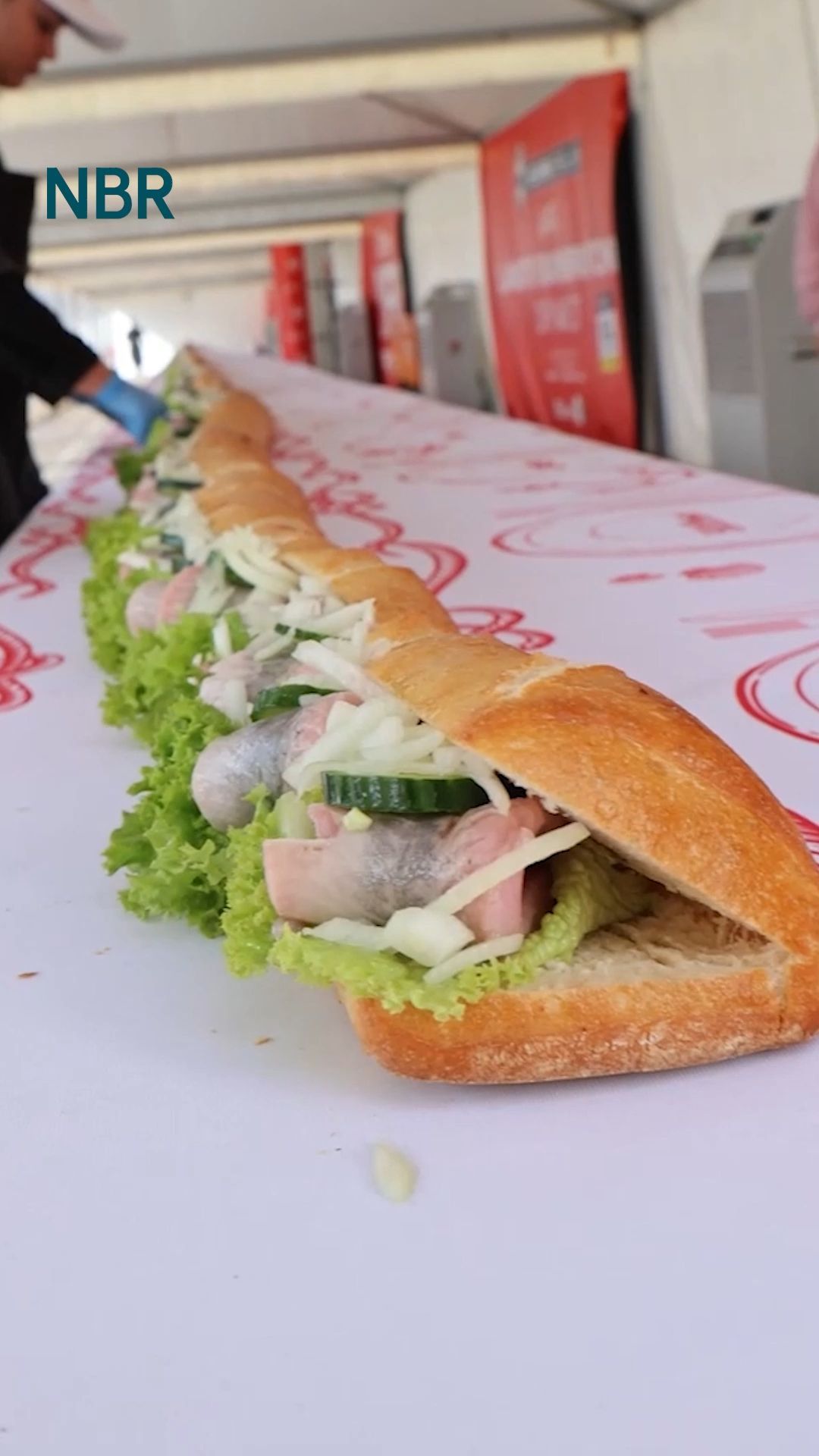 Video: 51,87 Meter Rekord: Das längste Fischbrötchen der Welt