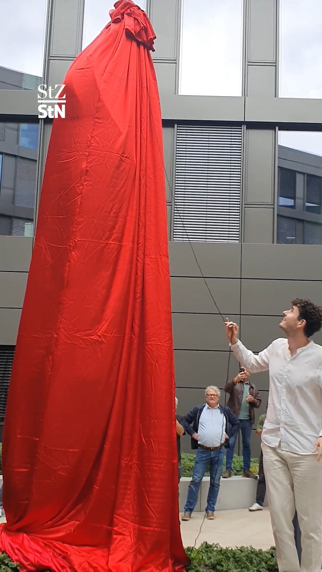Video: Neue große Skulptur im Landratsamt Esslingen von Tim Bengel