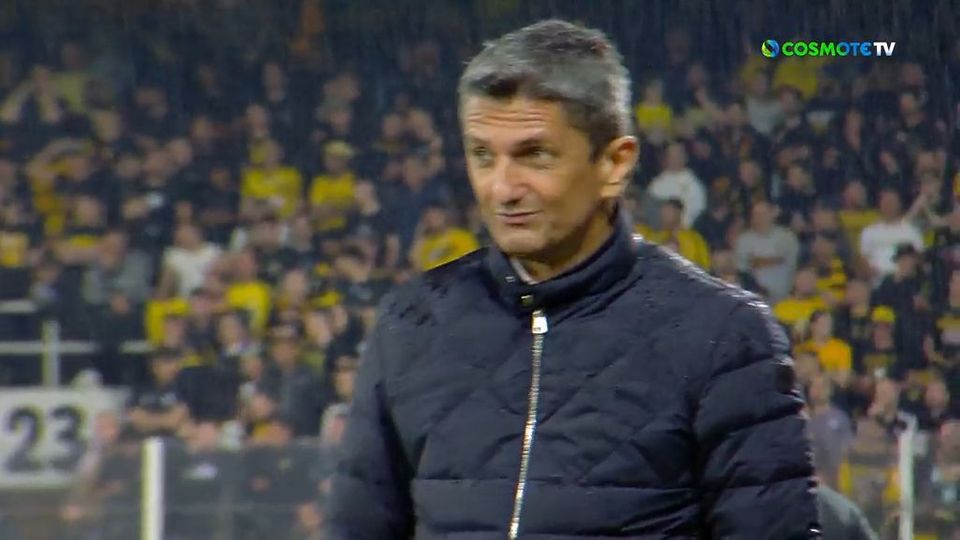 4 / 10: Η βροχερή ατμόσφαιρα στην OPAP Arena επανέφερε το εμβληματικό σκουφάκι του Λουτσέσκου