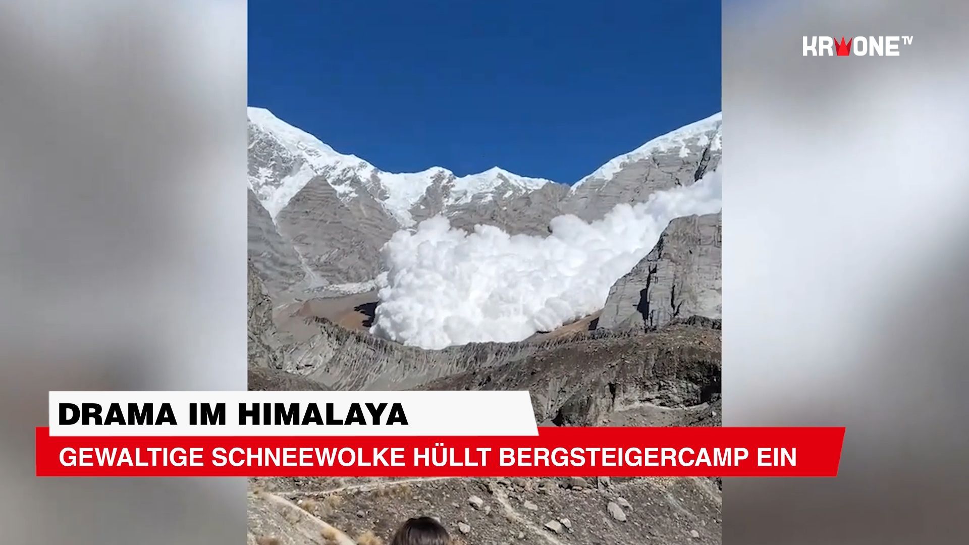 Gewaltige Schneewolke envelops mountain climber camp