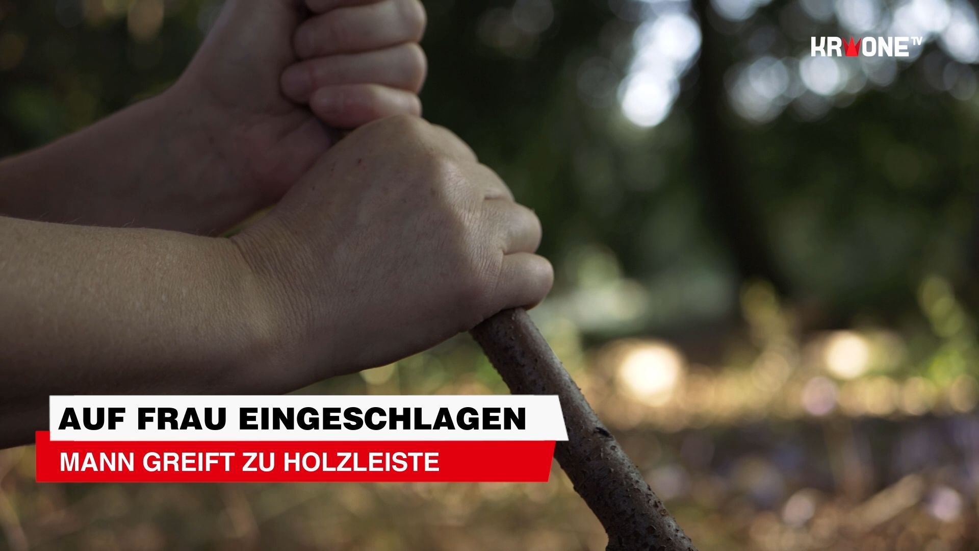 Video: Gewalt ufert völlig aus, Mann greift zu Holzleiste