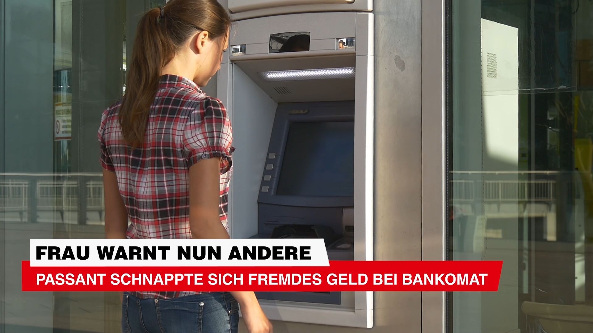 Video: Passant schnappte sich fremdes Geld bei Bankomat