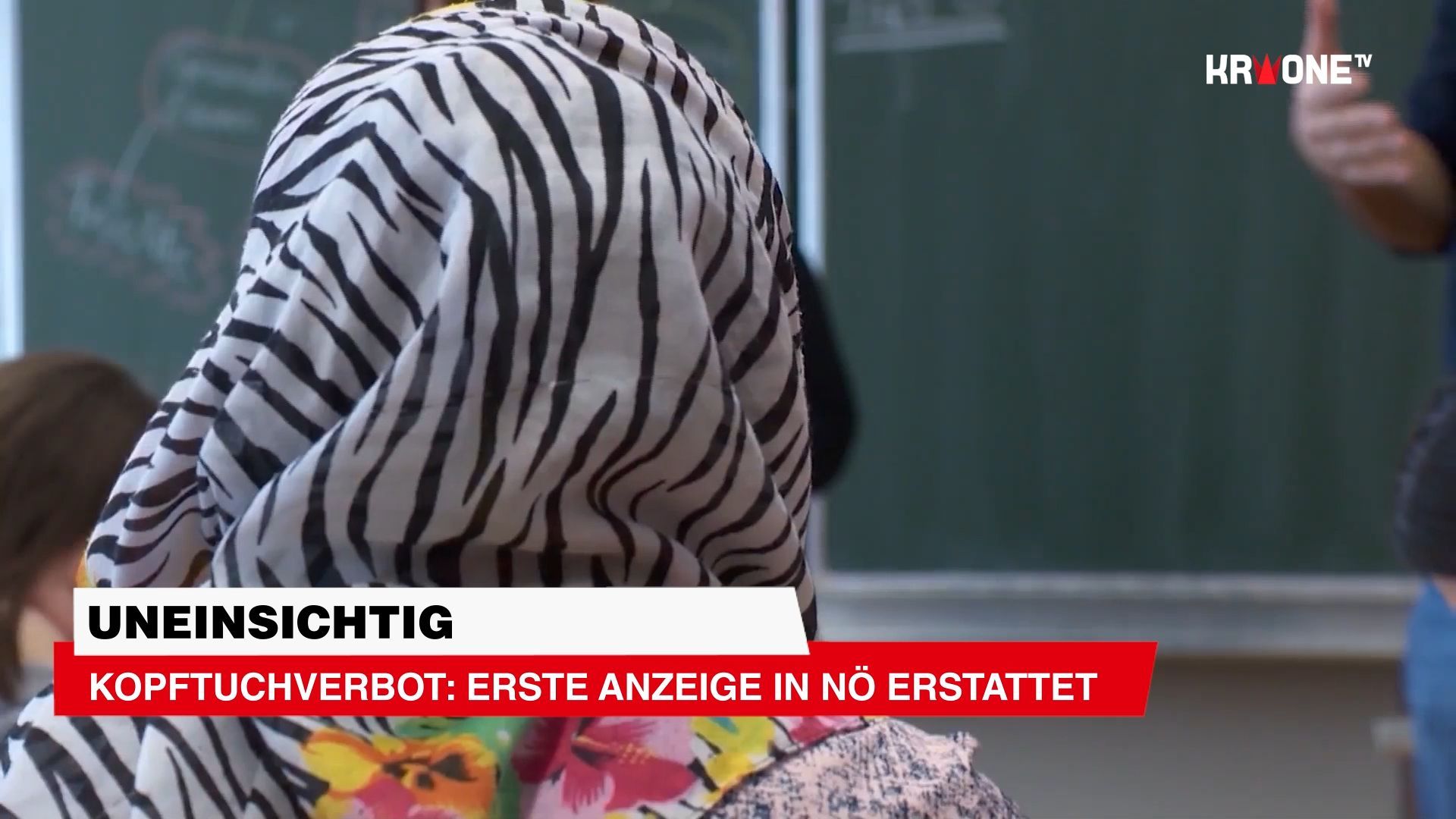 Video: Schülerin lässt Kopftuch auf: Jetzt erste Anzeige