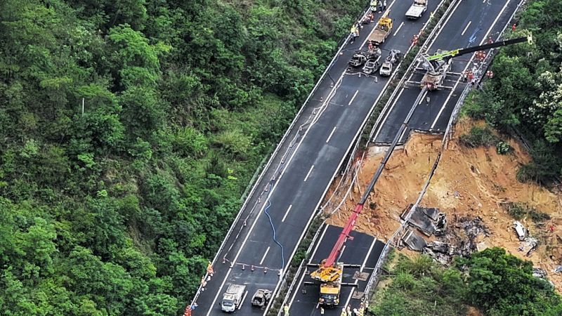 Mindestens 48 Tote: In China ist ein Autobahn-Abschnitt abgestürzt