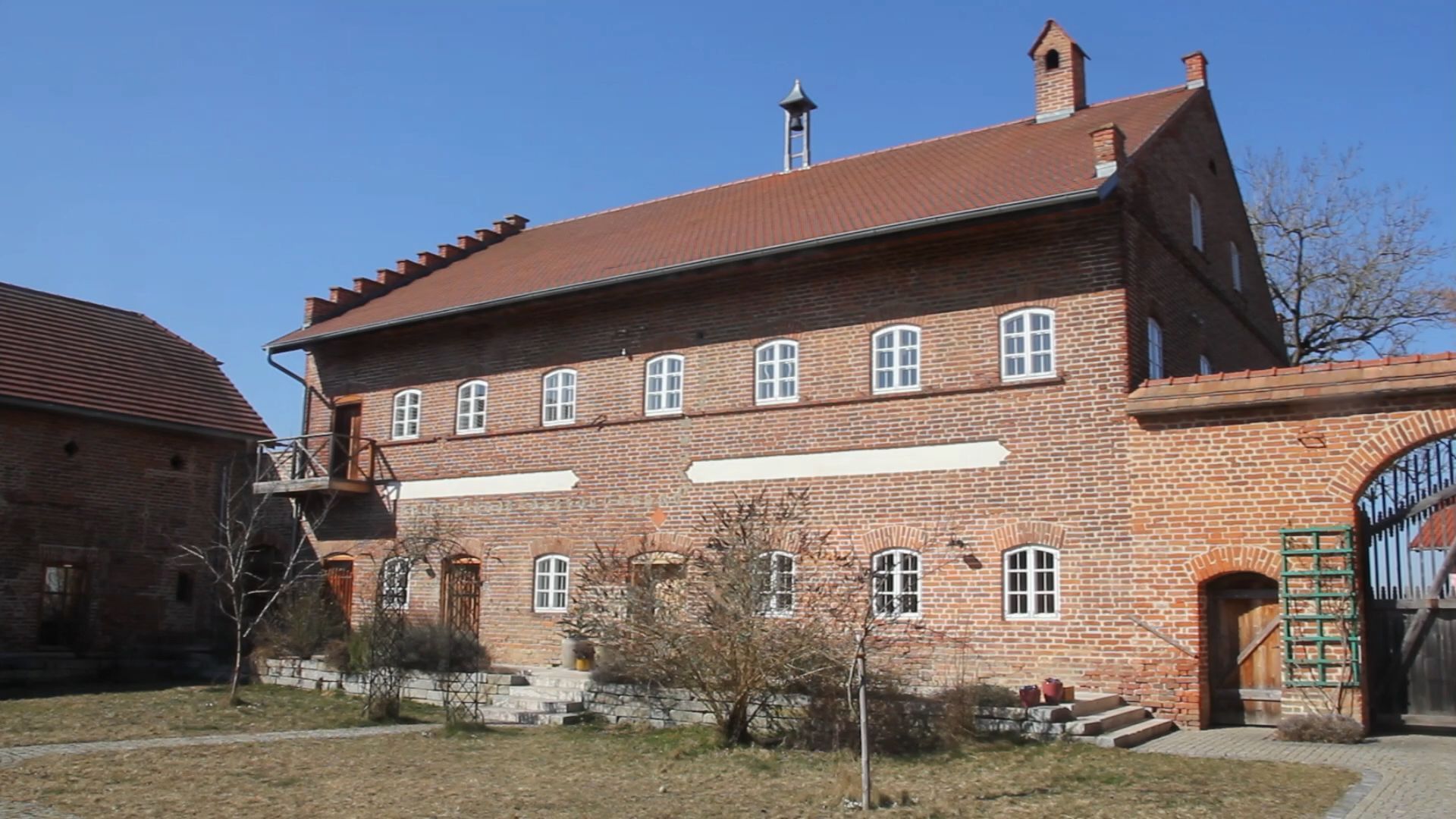 Vierseithof Denharten bei Tann mit neuem Konzept - Video