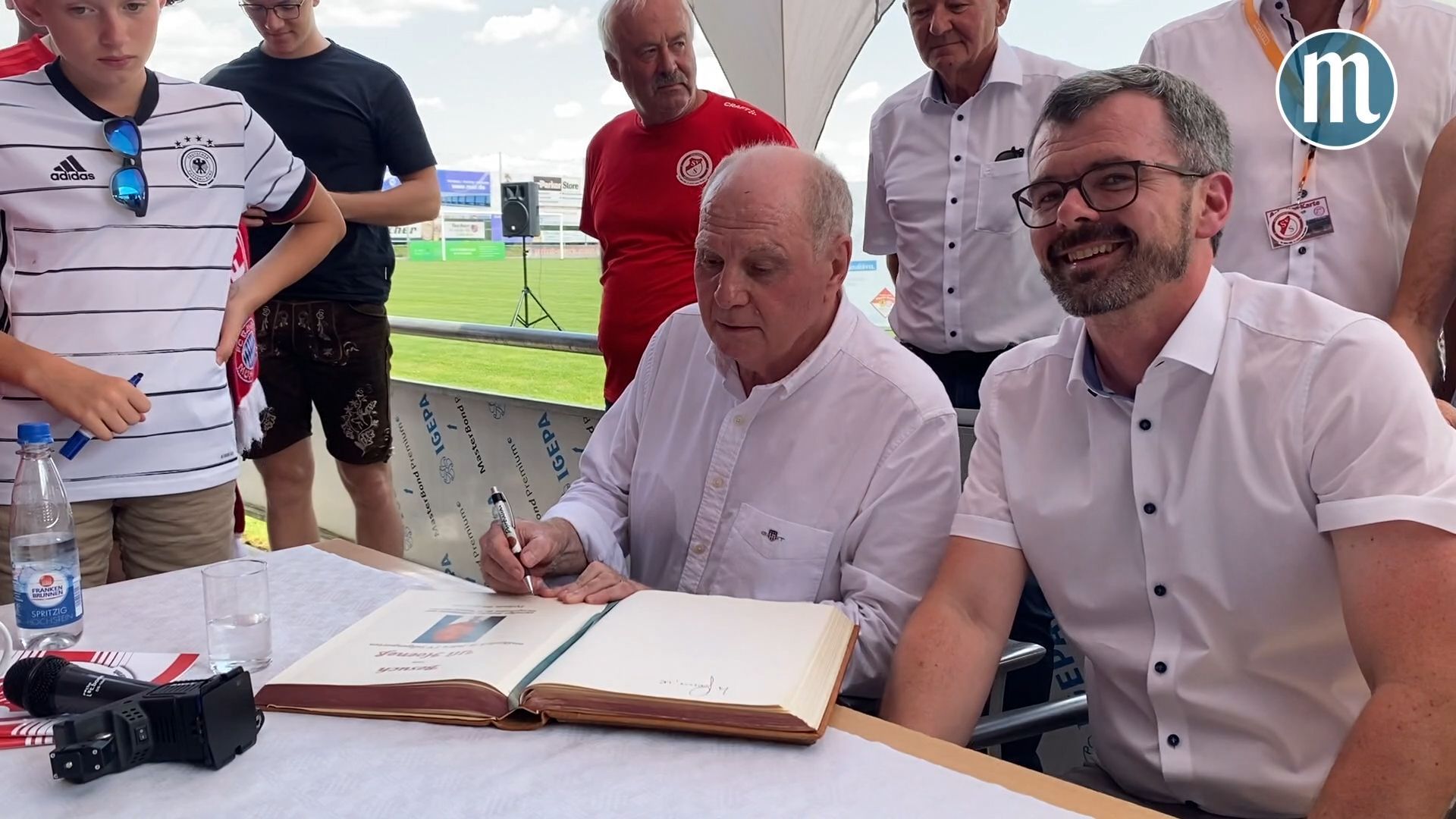 FC Bayern Ehrenpräsident Uli Hoeneß ist zu Besuch beim SV Seligenporten