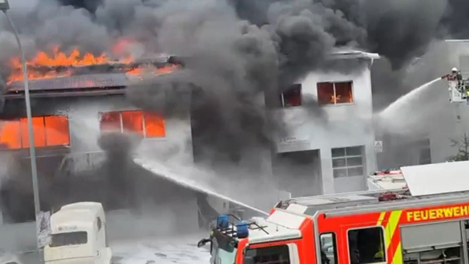 Video: Reifengeschäft in Eggenfelden brennt – Kripo ermittelt