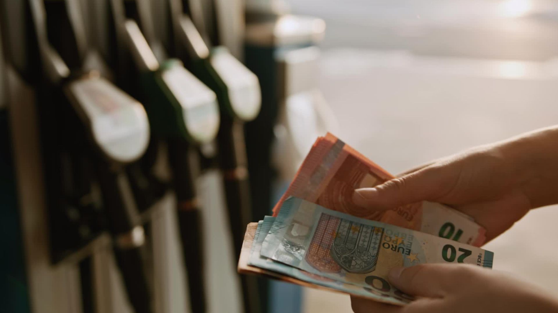 Video: Wo es sich auf dem Weg in die Pfingstferien günstig tanken lässt