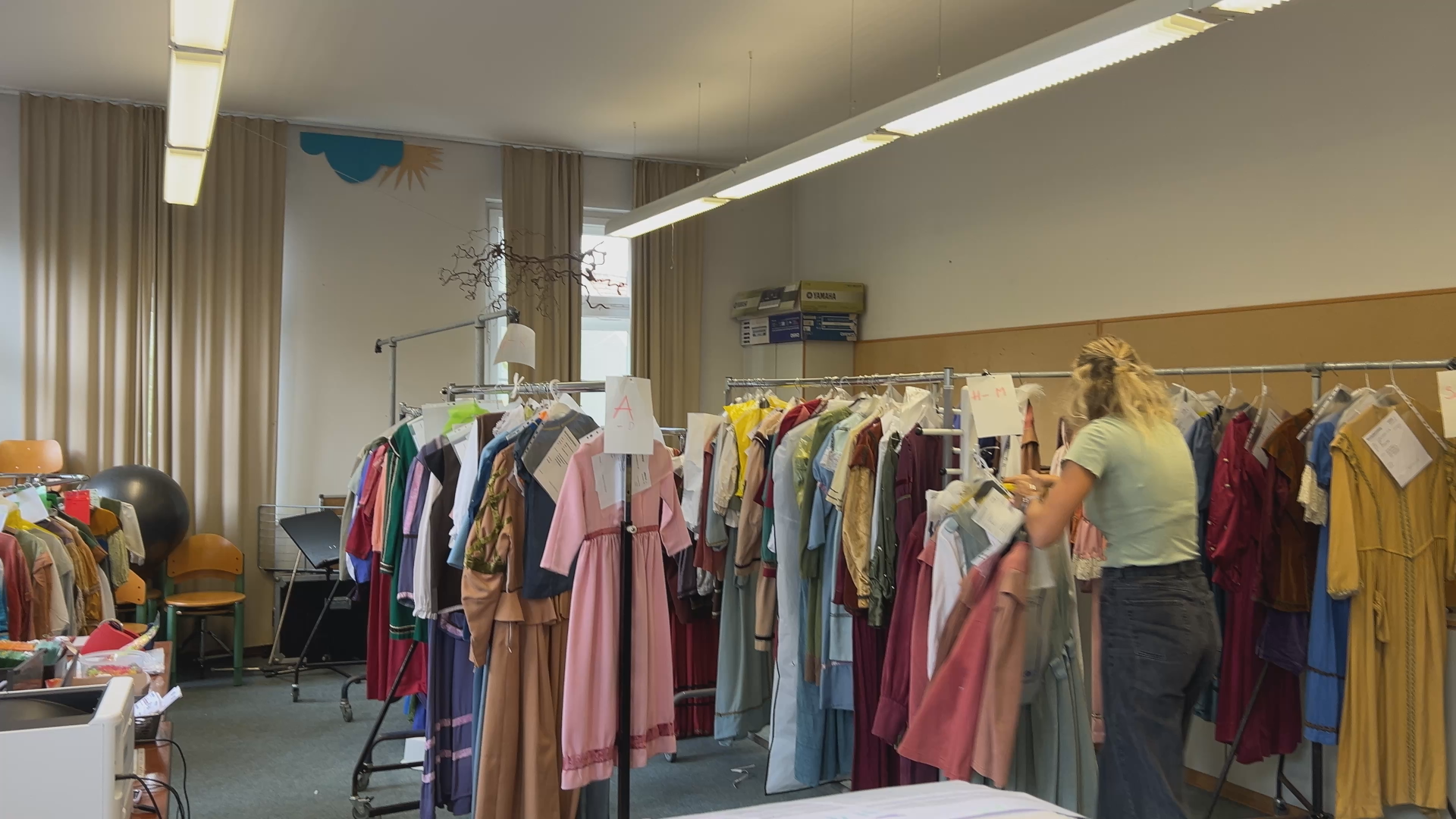 Video: Kleiderausgabe für den großen Umzug am Burgfestsonntag