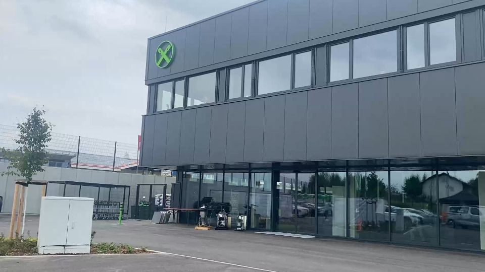 Video: Acht-Millionen-Investition: Bau- und Agrarzentrum in Außernbrünst eingeweiht