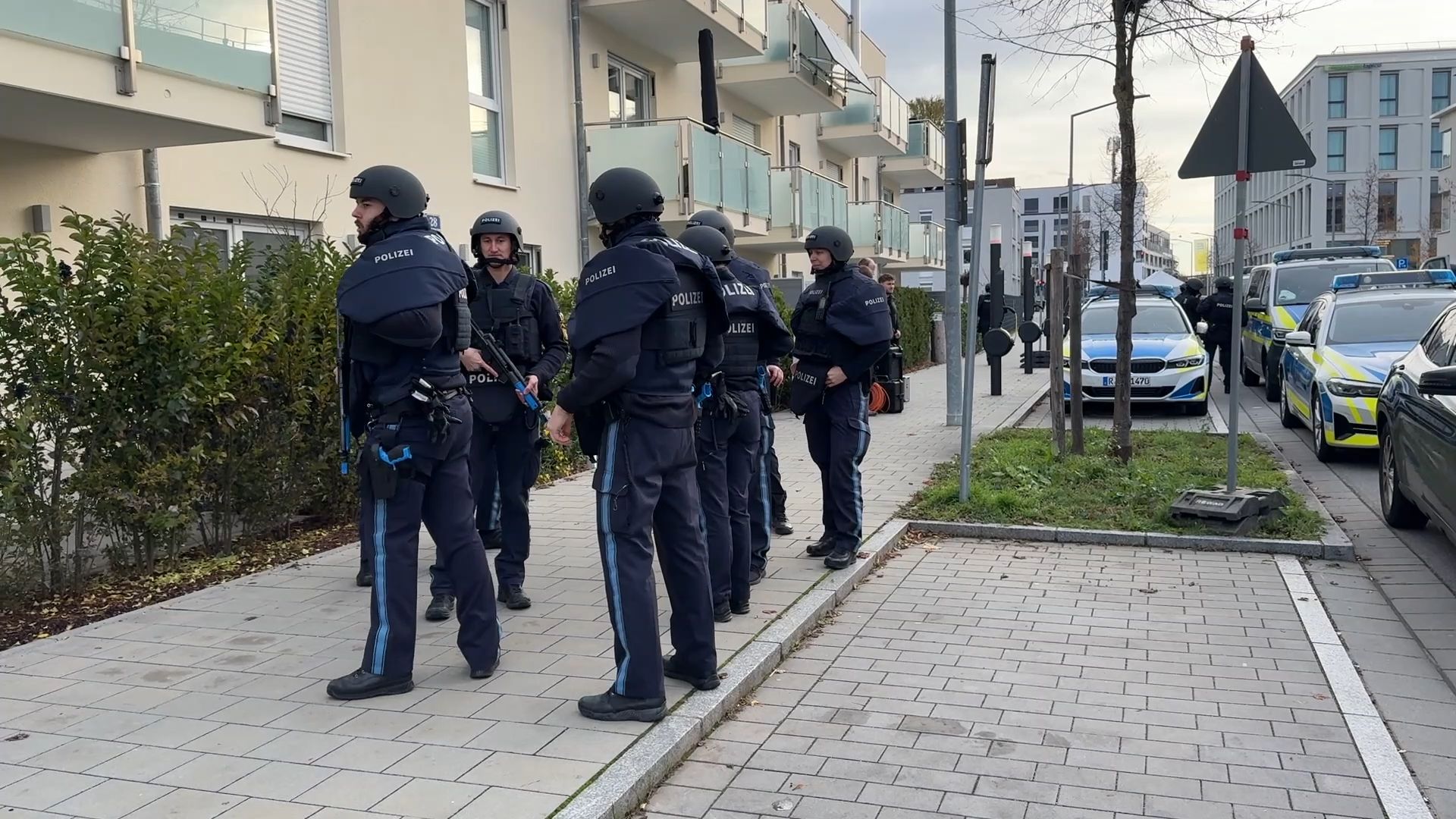 Video: Geiselnahme im Gefängnis: Polizei übt Großeinsatz in JVA Regensburg