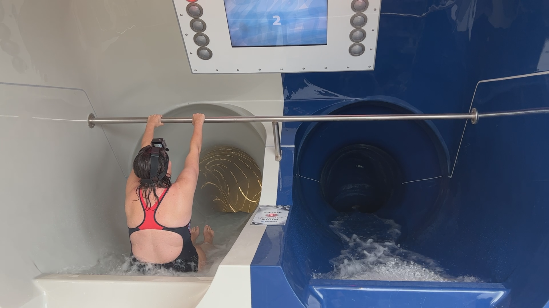 Video: MZ-Reporterin testet die neuen Wasserrutschen im Regensburger Westbad