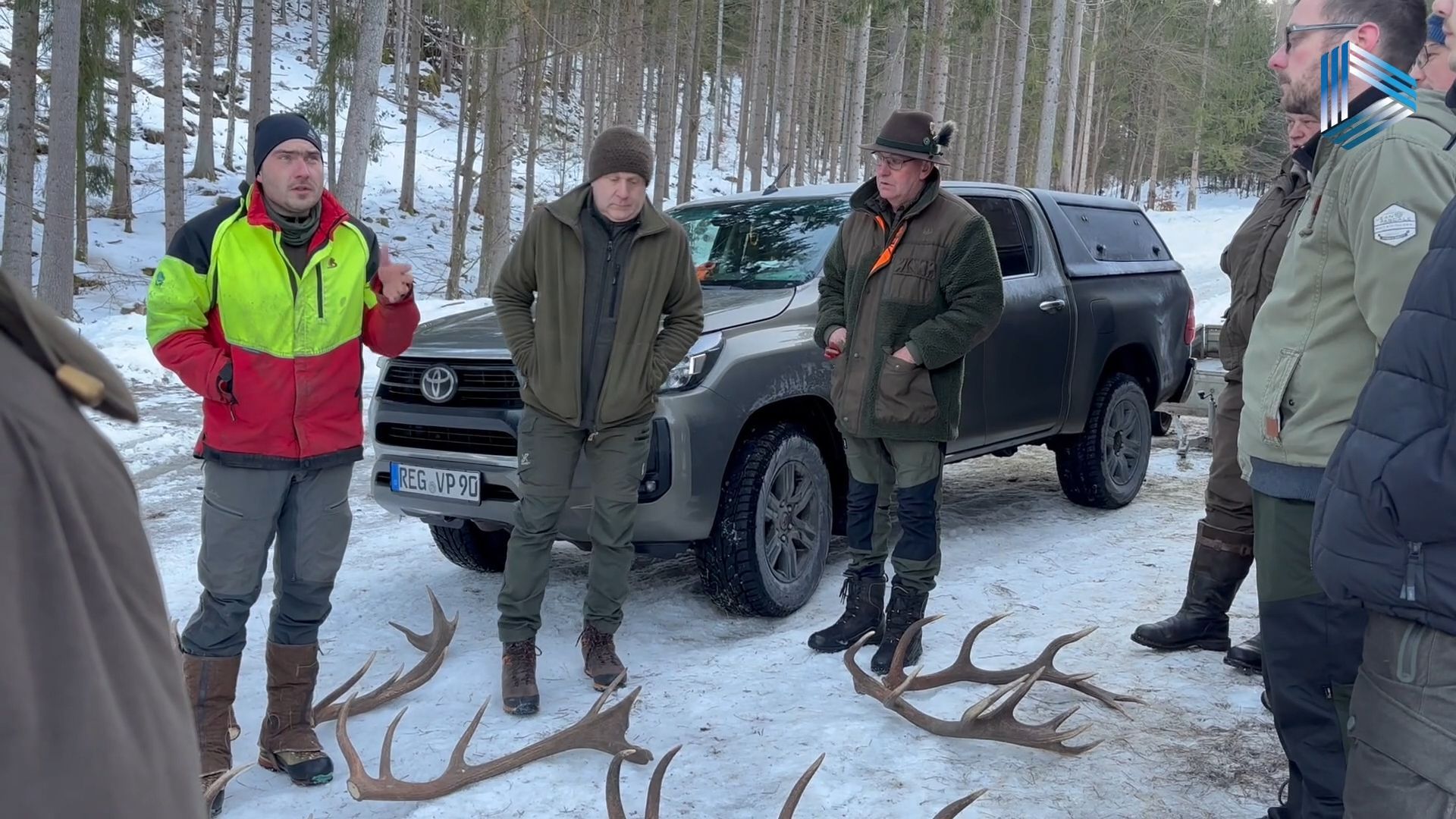Video: Rotwildfütterung - Jagdschüler bei Praxiseinheit