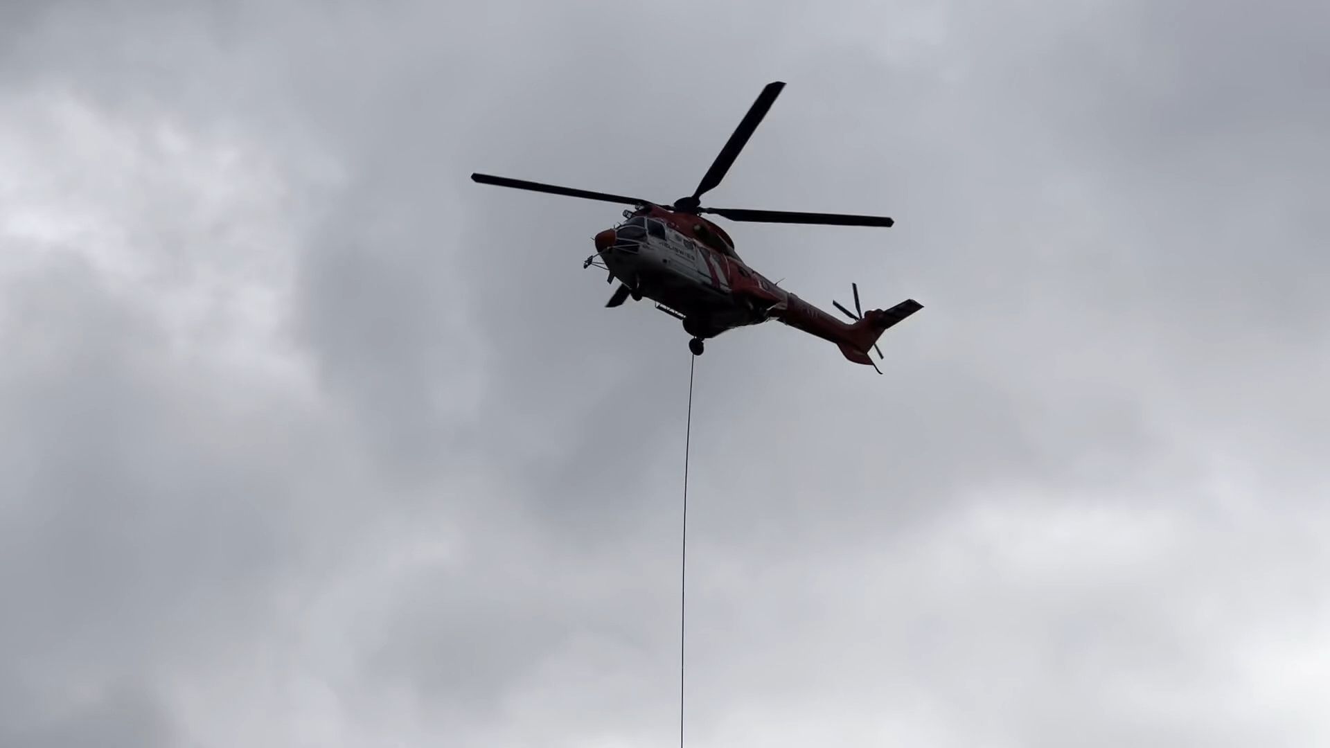Video: Spezial-Hubschrauber und Super-Bauzug im Dauereinsatz bei Bahnsanierung