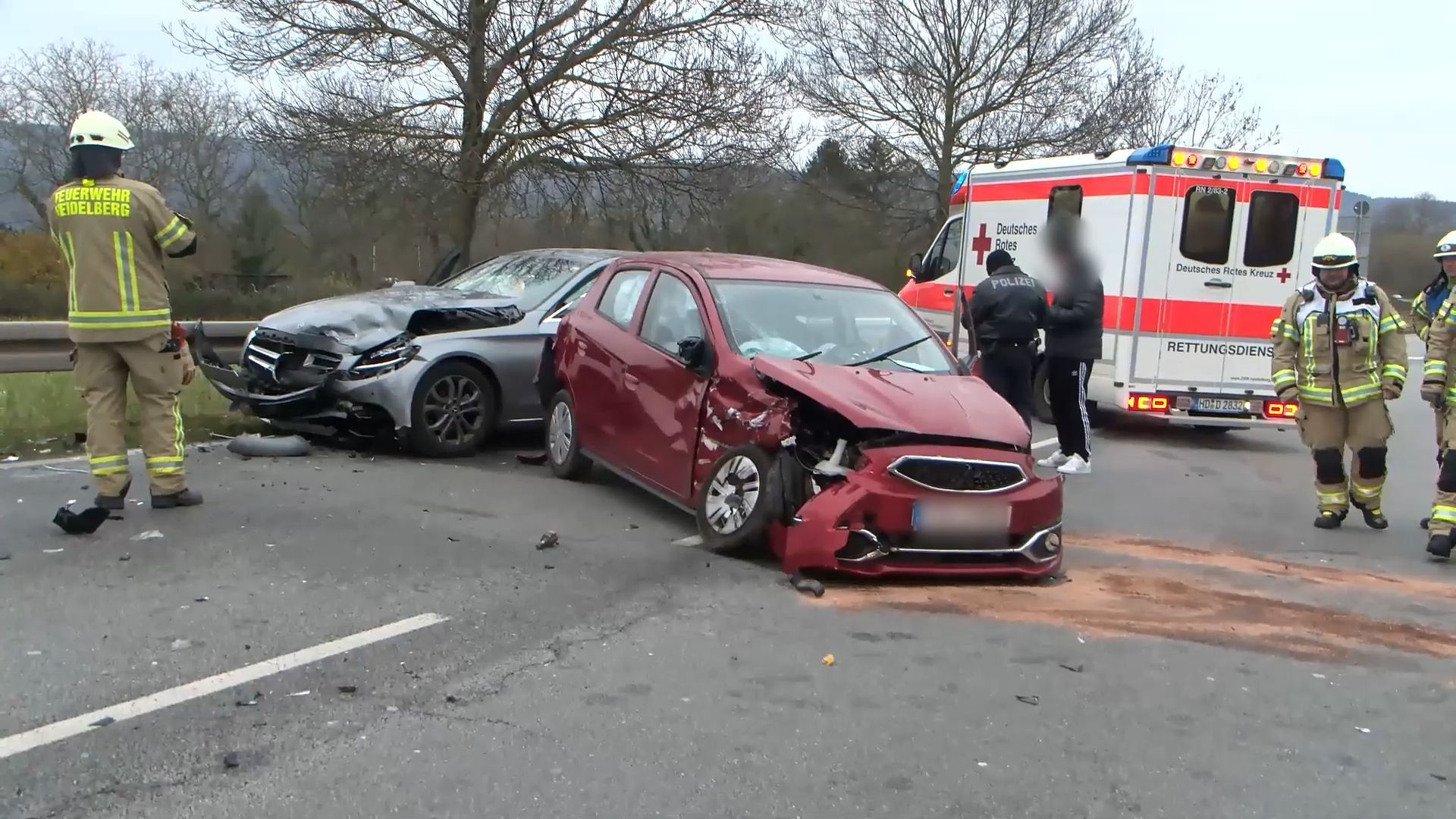 Auto gerät auf der B535 bei Heidelberg in Gegenverkehr - 3 Verletzte und hoher Sachschaden