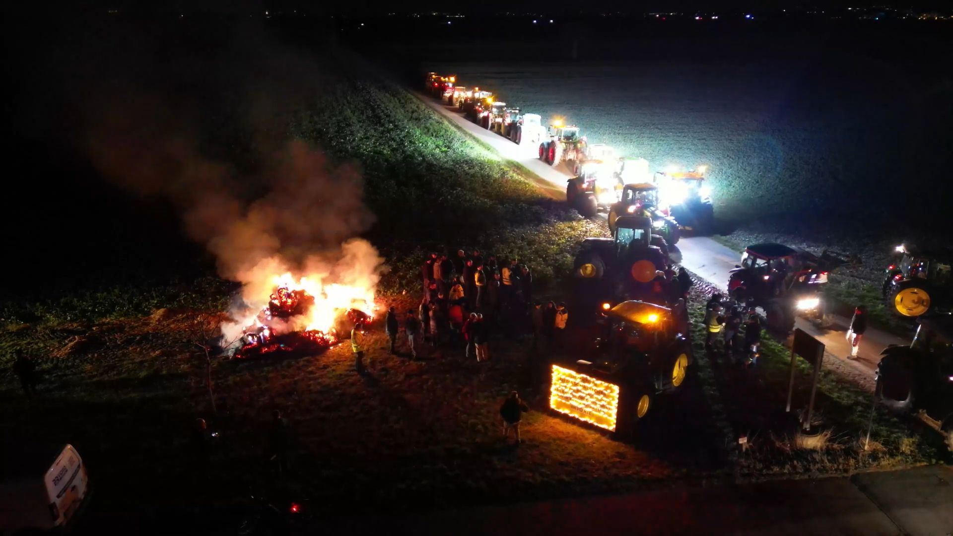 Zahlreiche Landwirte protestieren gegen die Pläne der Bundesregierung - Mahnfeuer auf den Ackerflächen beim alten Wasserwerk
