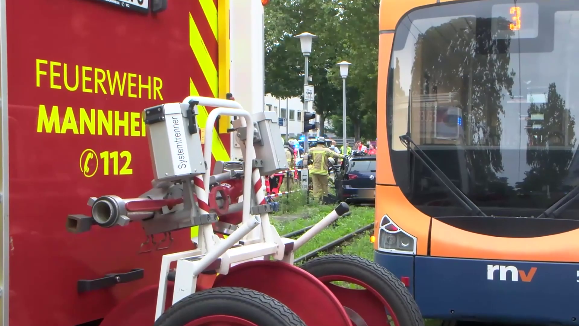 Schwerer Verkehrsunfall in Mannheim: Straßenbahn erfasst Auto – Fahrerin verletzt