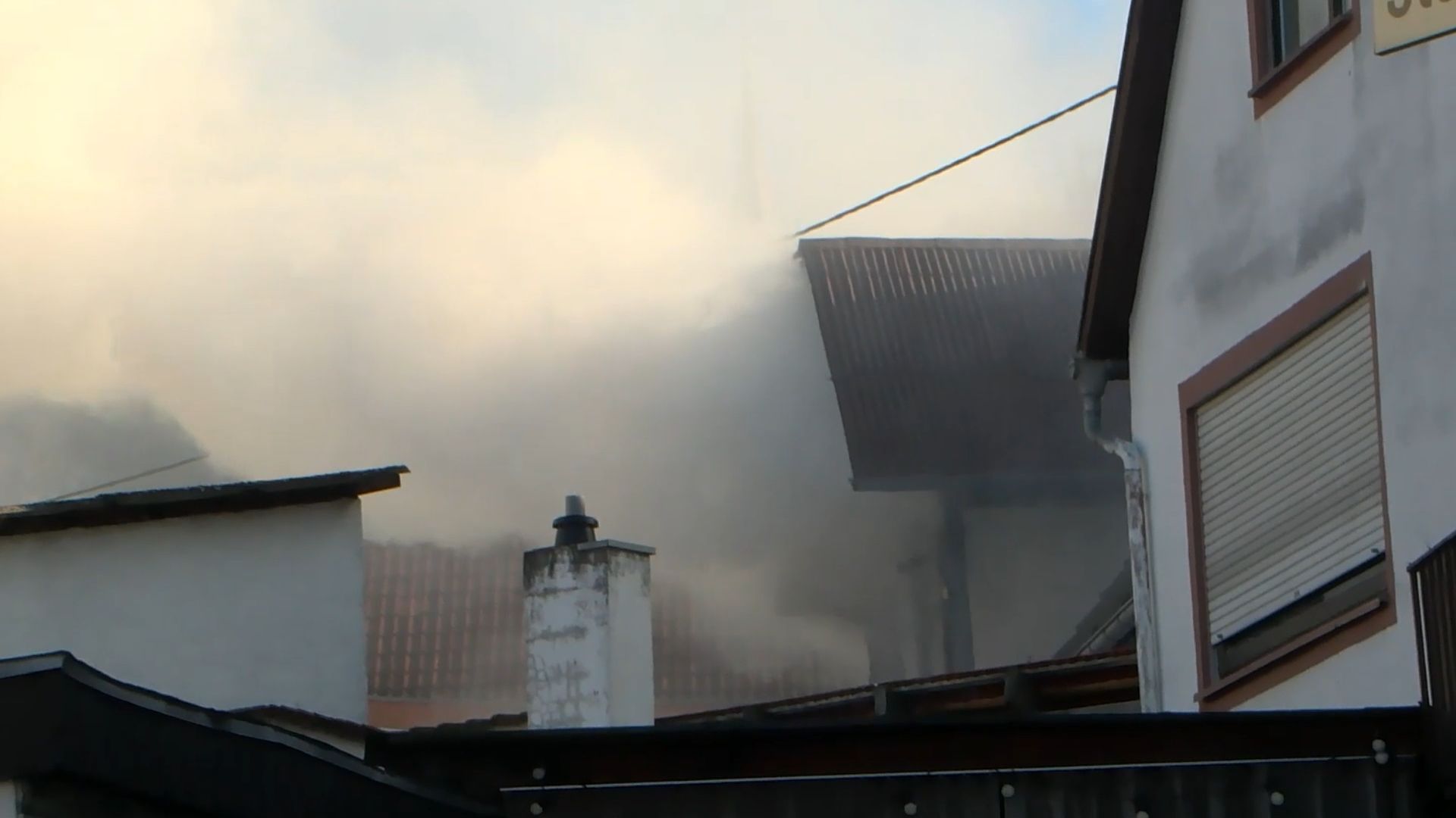 100.000 Euro Sachschaden bei Brand - Feuerwehrmann bei Nachlöscharbeiten verletzt