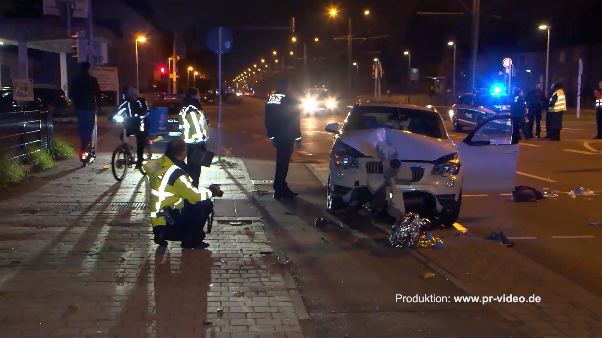 Video: Schwerer Unfall in Mannheim – Fahrer wegen medizinischen Notfall bei Rot über Kreuzung