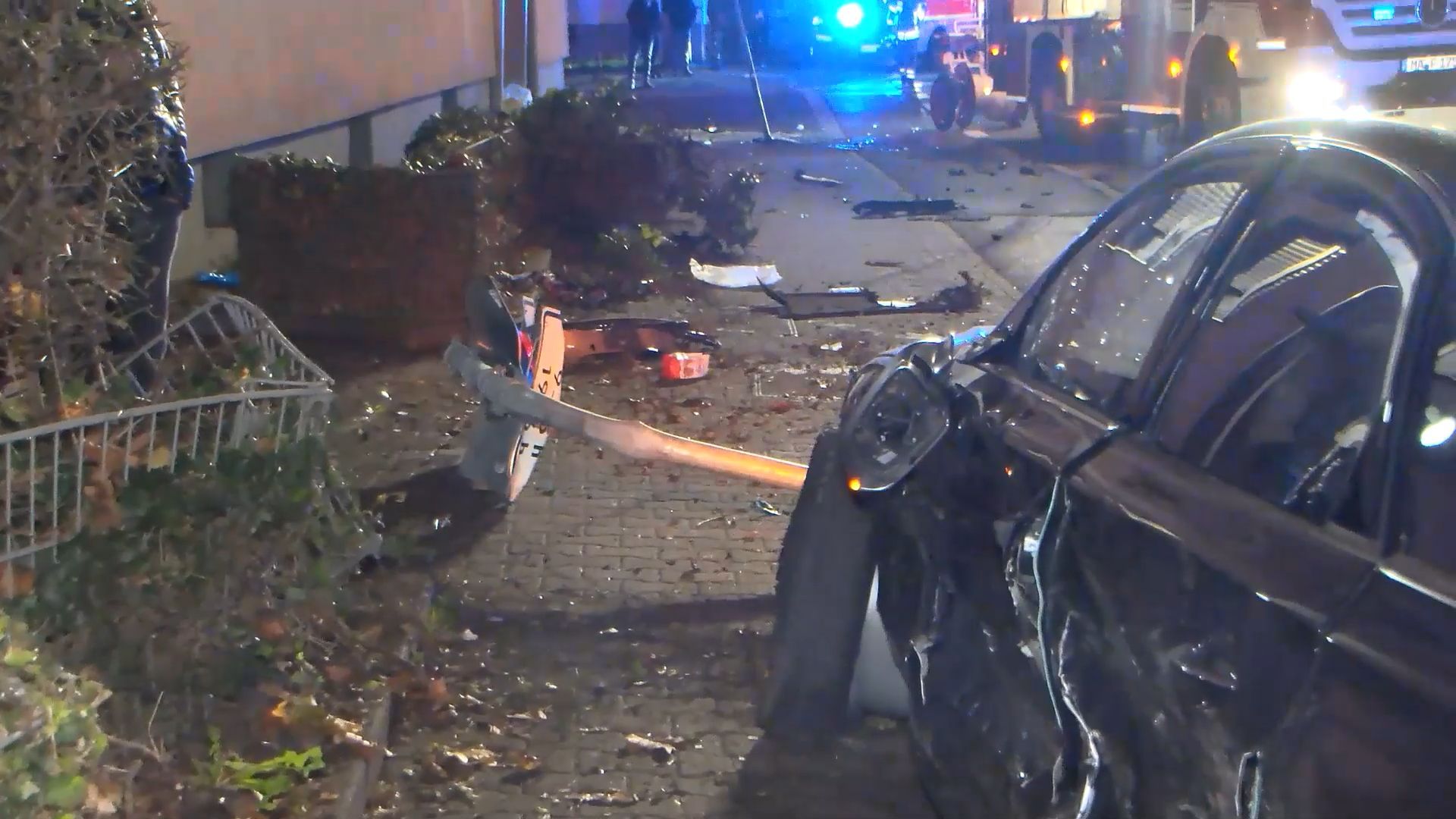 Video: Rotlicht missachtet: Schwerer Unfall mit fünf Verletzten in Mannheim