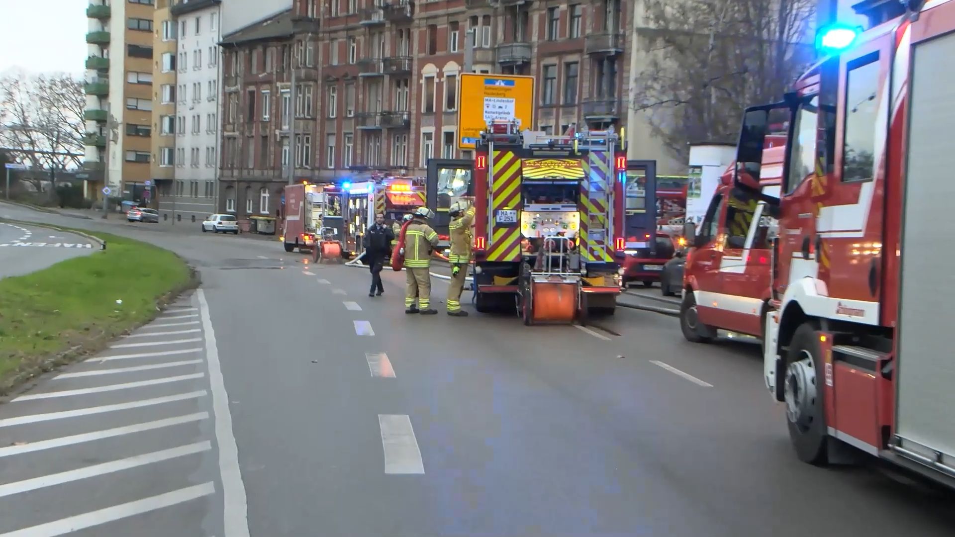Video: Vier Leichtverletzte bei Kellerbrand in Mannheimer Mehrparteienhaus
