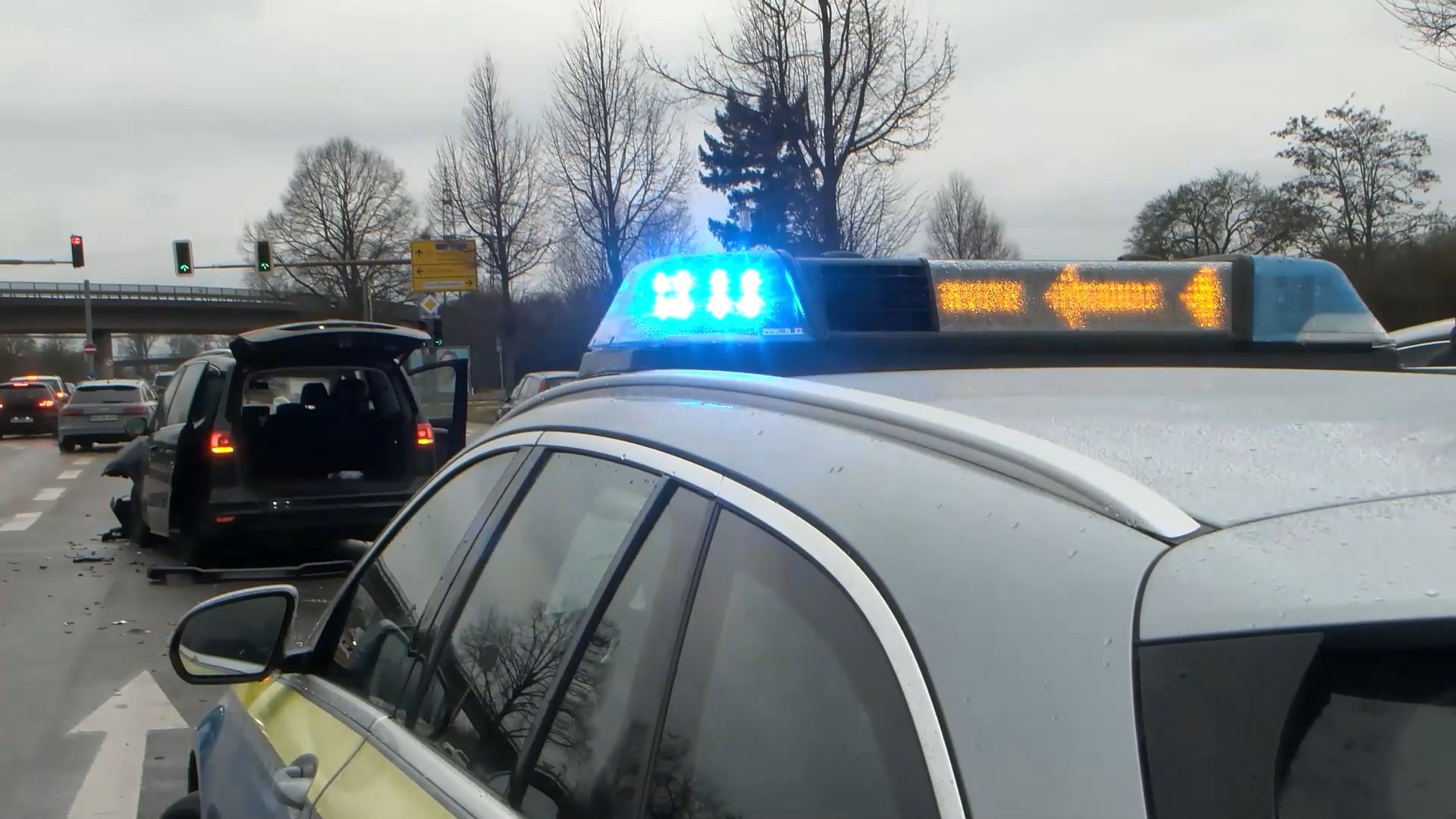 Video: Ausweichmanöver am Stauende endet im Crash an der B 535 bei Heidelberg