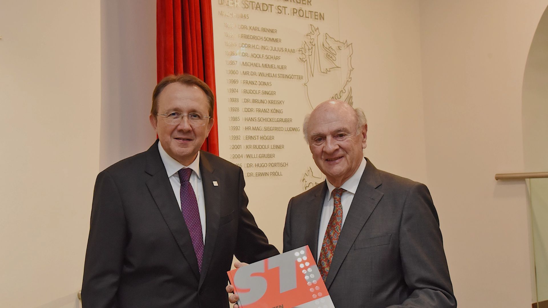 St Pölten Ehrentafel für EhrenbürgerInnen im Rathaus enthüllt