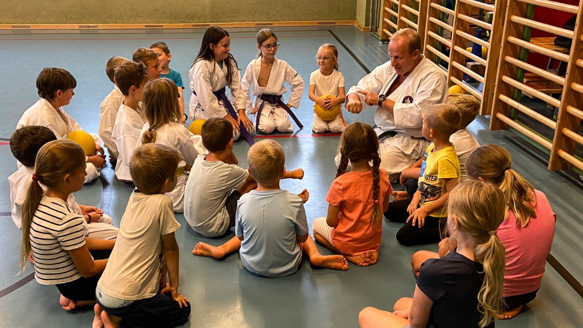 Video: Karate-Schnuppertraining im Sommerferienprogramm | Deutsch Wagram