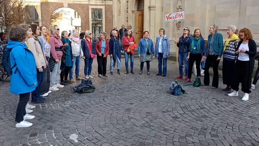 Vokal-Ensemble „VocaLisa“ mit Flashmob am Weltfrauentag