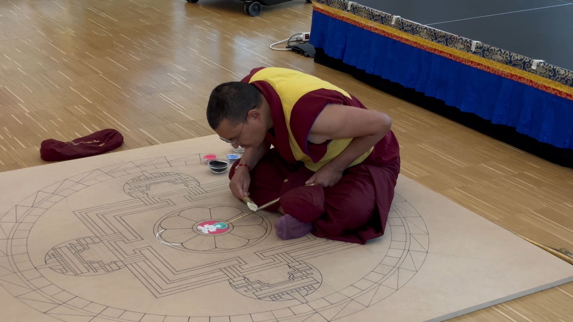 Video: Tibetische Mönche gestalten ein Sandmandala