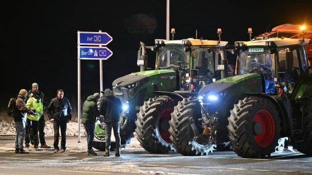 Bauernproteste in Deutschland: Landesweite Verkehrsblockaden