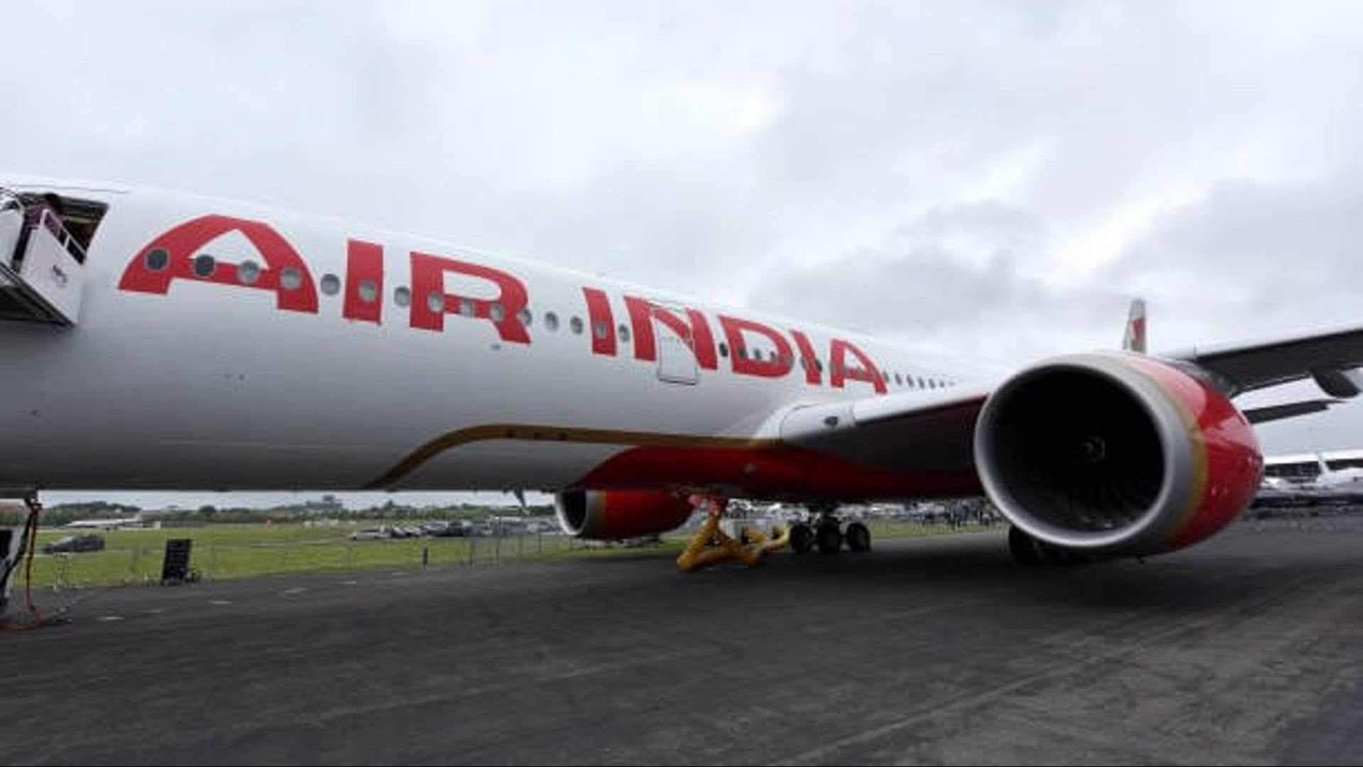 Video: Air India-Flug in Richtung London stürzt mit über 200 Menschen an Bord ab