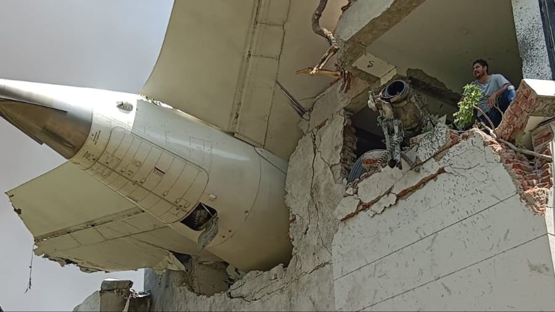 Video: Flugzeugabsturz in Indien trifft Studentenunterkunft; Tote am Boden