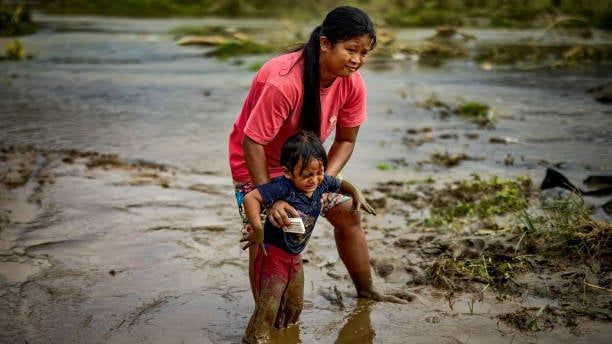 Video: Taifun Kalmaegi trifft auf die Philippinen: Mindestens 100 Tote