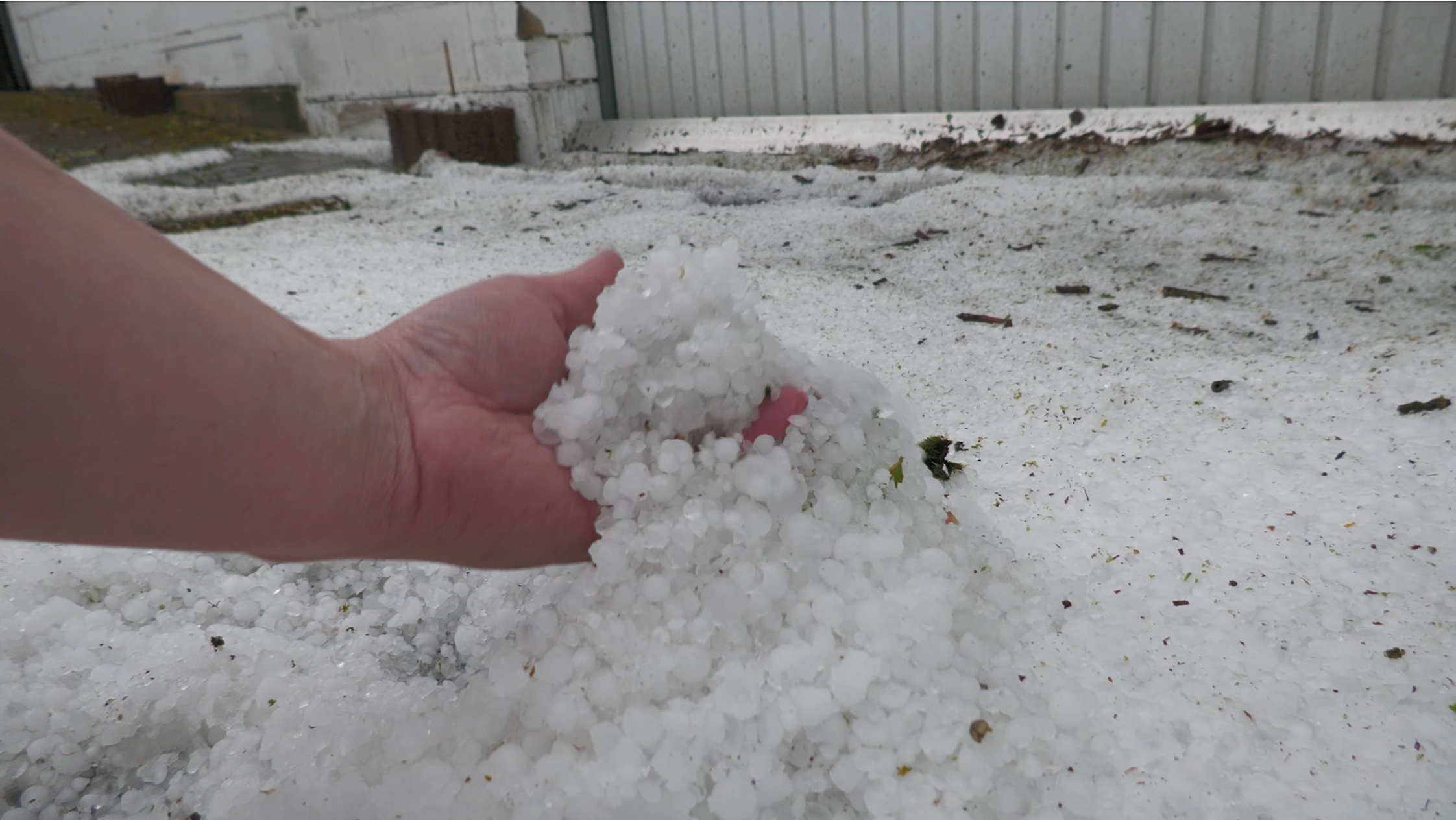 Video: Unwetter beendeten Maisommer in Westdeutschland: Orkanartige Böen & Hagelmassen im Hunsrück