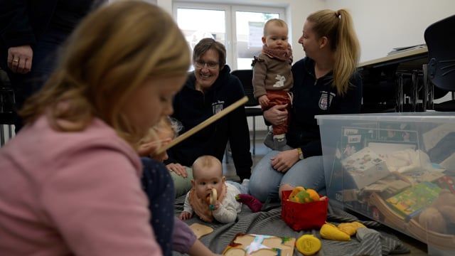 Video: Einsatz mit Kinderwagen - Die Alarm-Nannys aus Talge