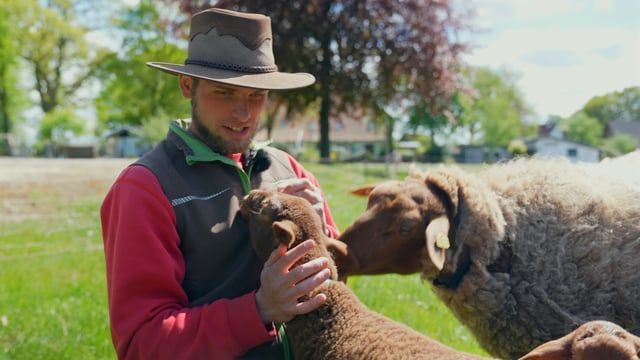 Video: Blind und Landwirt – Axels Alltag auf dem Hof