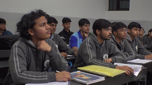 Video: Indiens Coaching-Stadt: Träume und Traumata in der Fabrik der Eliten