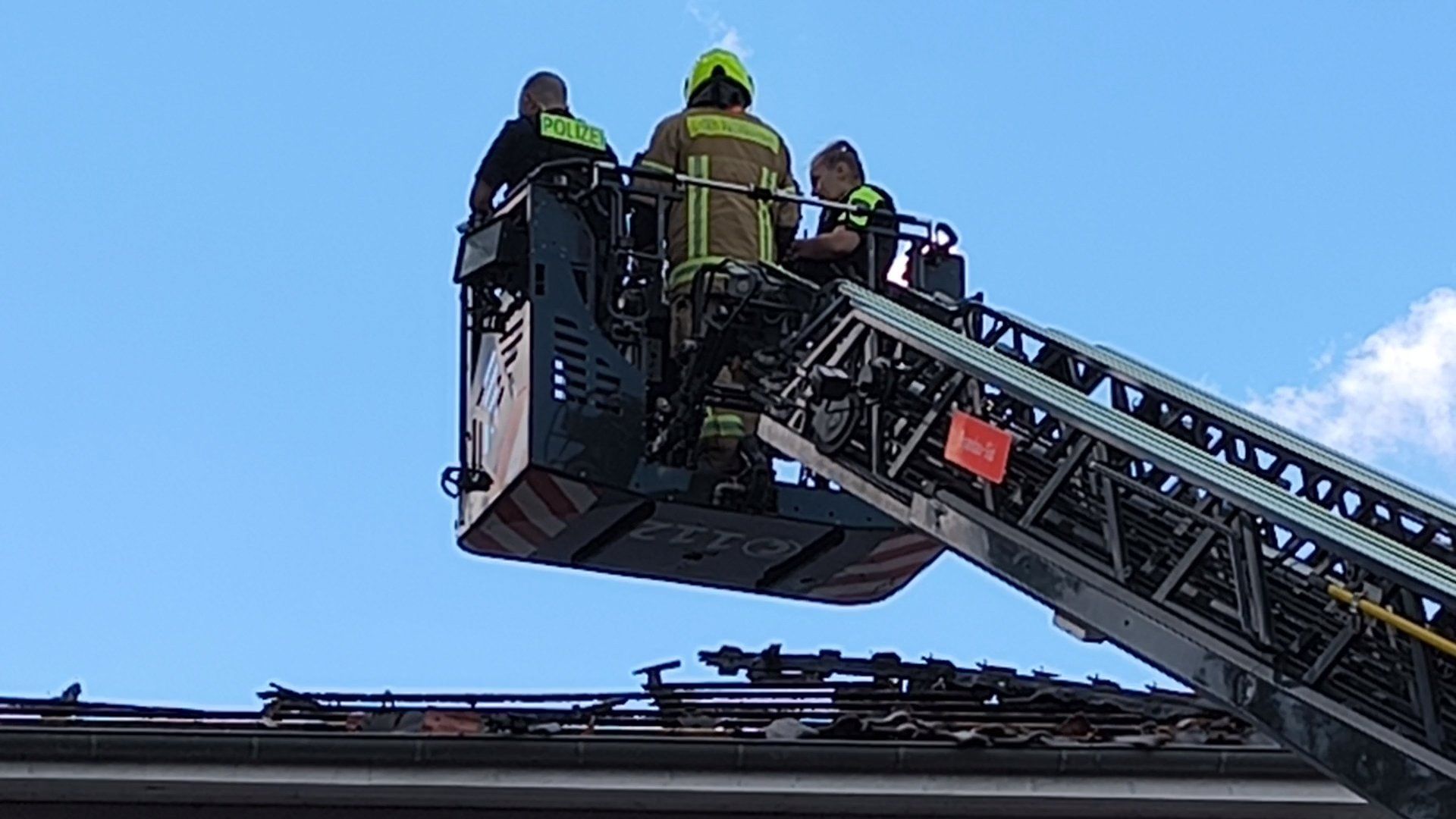 Video: Feuer zerstört Einfamilienhaus an Christi Himmelfahrt in Berlin-Staaken