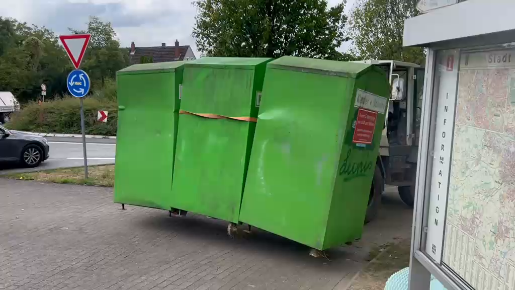 Video: Vlothoer Straße in Herford: Stadt entfernt illegale Kleider-Container