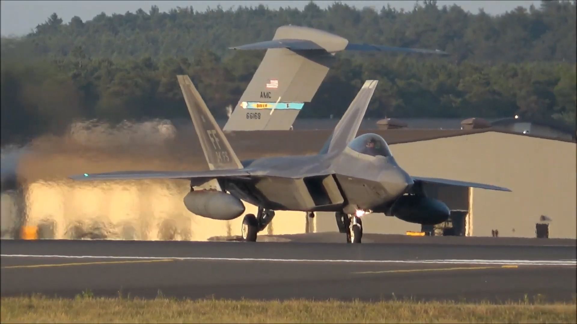 Video zeigt US-amerikanische F-22-Kampfflugzeuge bei der Landung auf einem britischen Luftwaffenstützpunkt