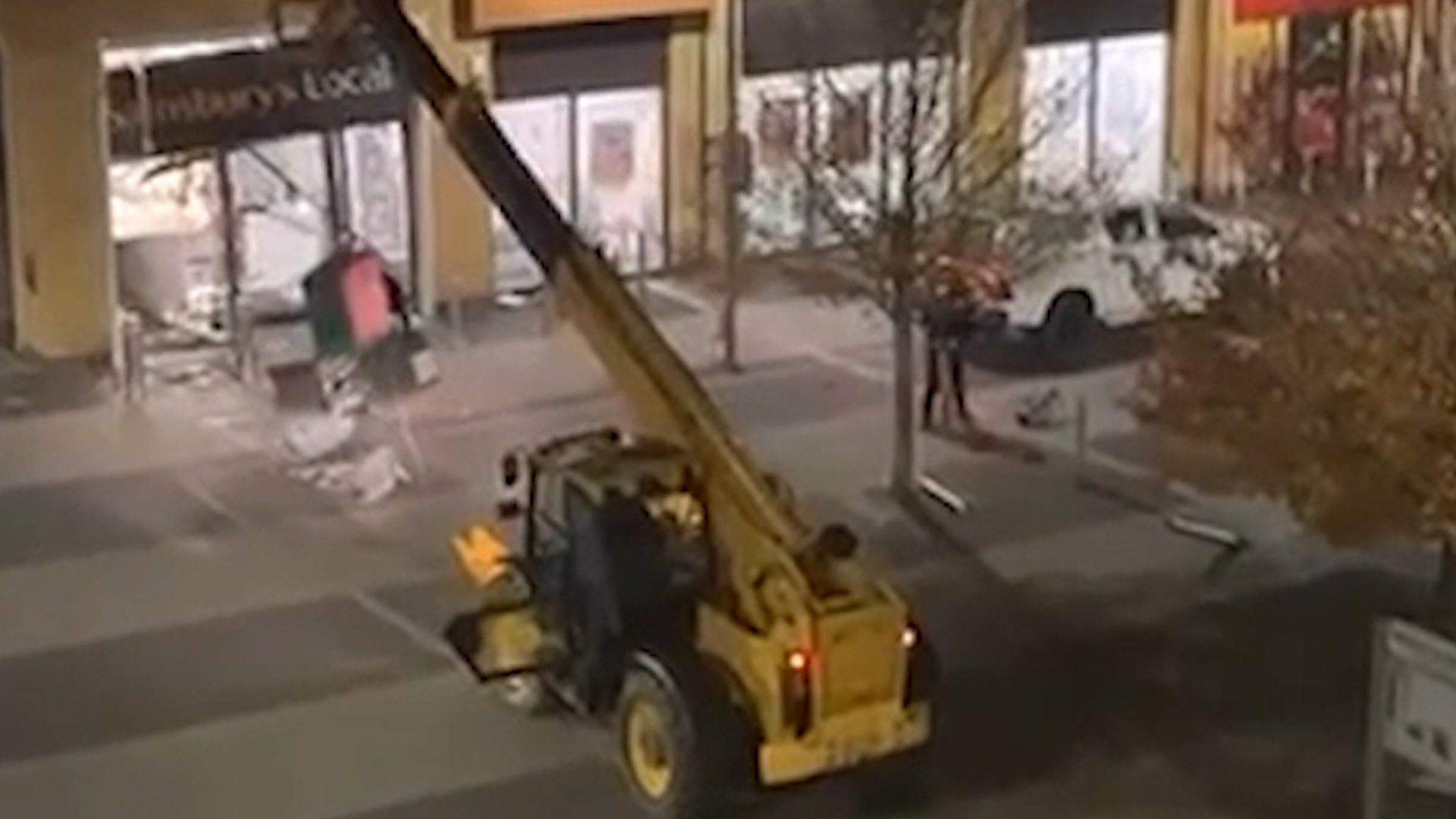 Video: Schockierender Moment: Diebe verwenden einen Bagger, um einen Geldautomaten aus einem Geschäft zu stehlen