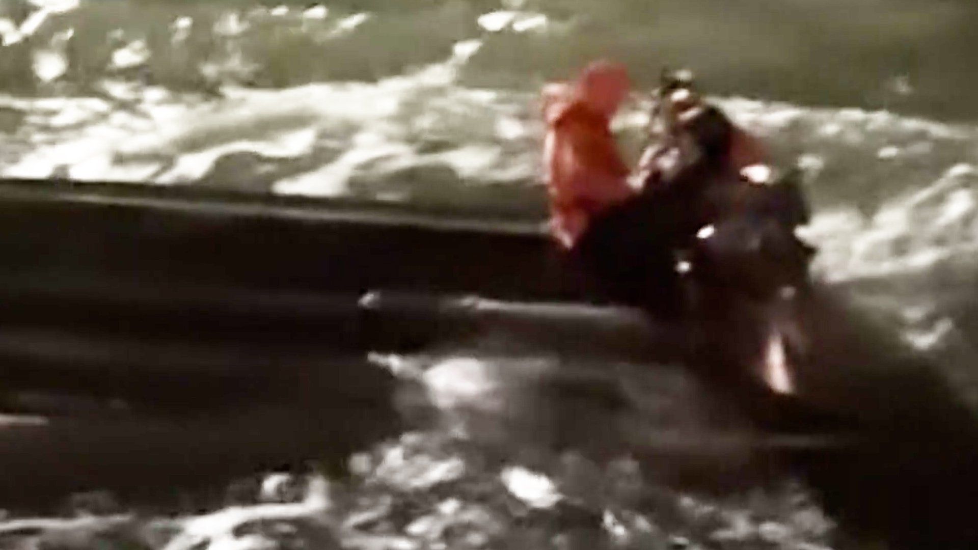 Video: Vater und Sohn gerettet, nachdem sie sich an ein umgestürztes Boot in Washington geklammert hatten