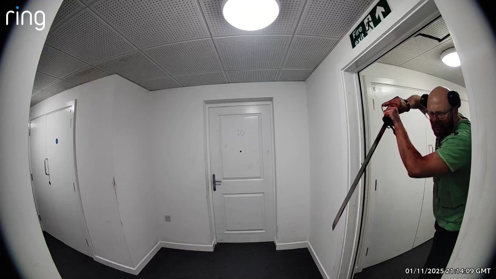 Video: Blutüberströmter Mann versucht, die Tür seines Nachbarn mit einem SCHWERT aufzubrechen