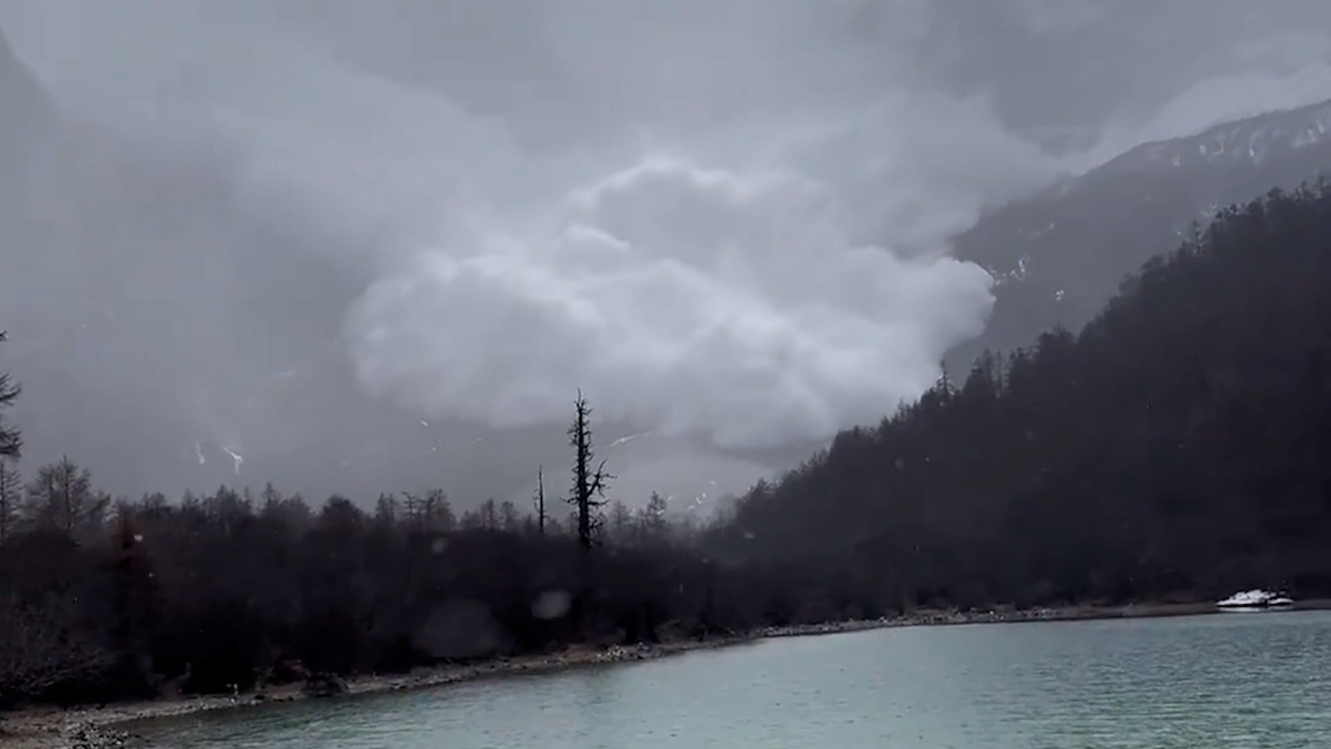 Video: Dramatischer Moment: Lawine rast den Berg hinab