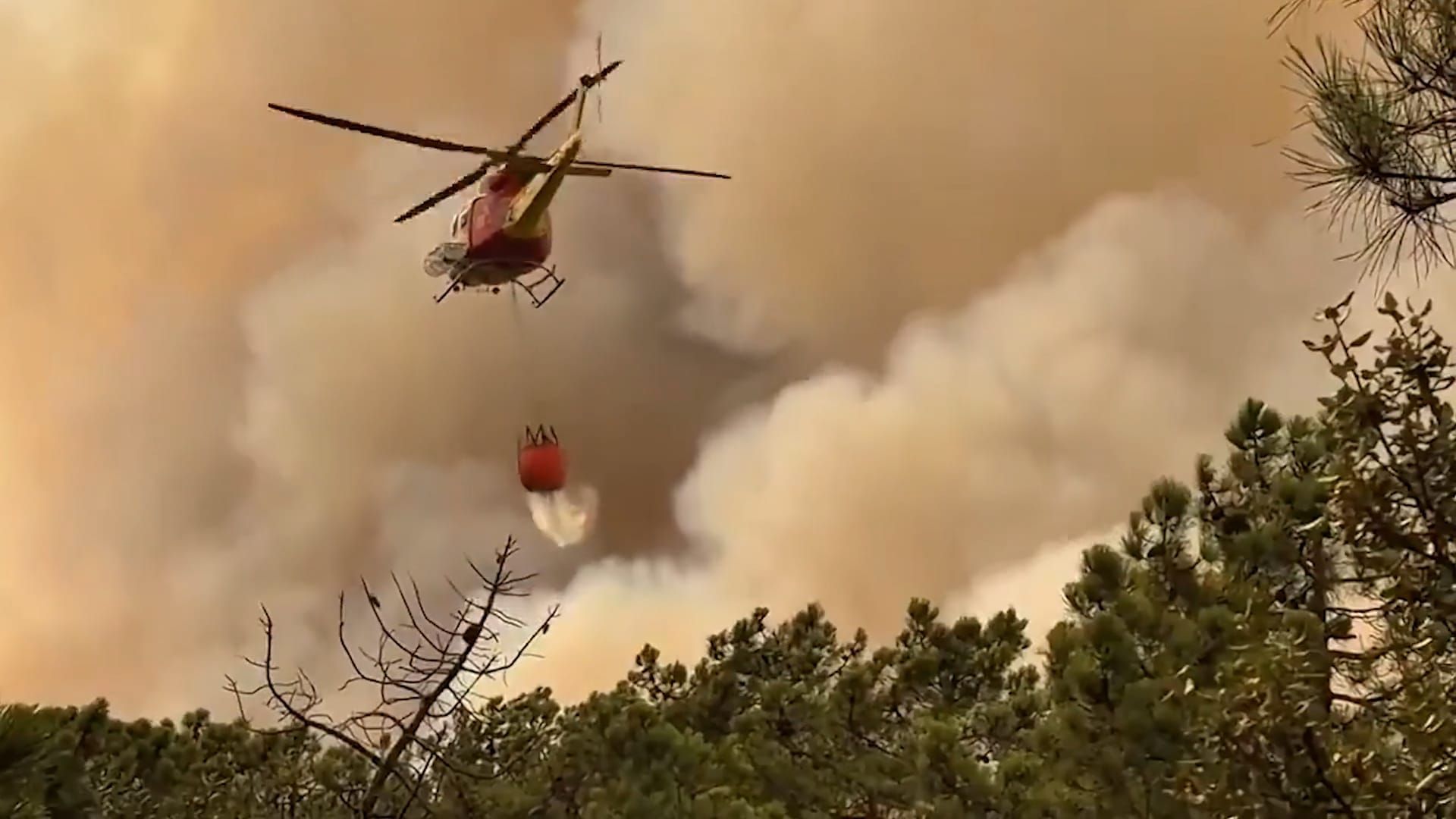 Video: Feuerwehr bekämpft sich schnell ausbreitenden Waldbrand in Spanien. Hubschrauber werfen Wasser auf die Flammen ab