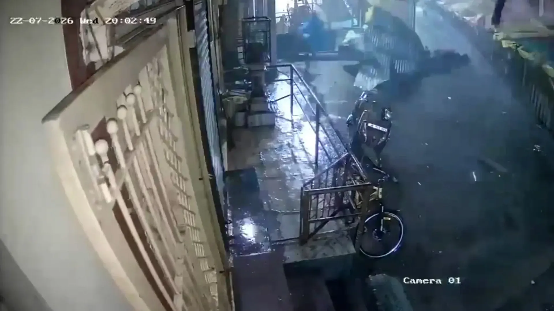 Video: Sturm schleudert Schuppendach auf Gläubige