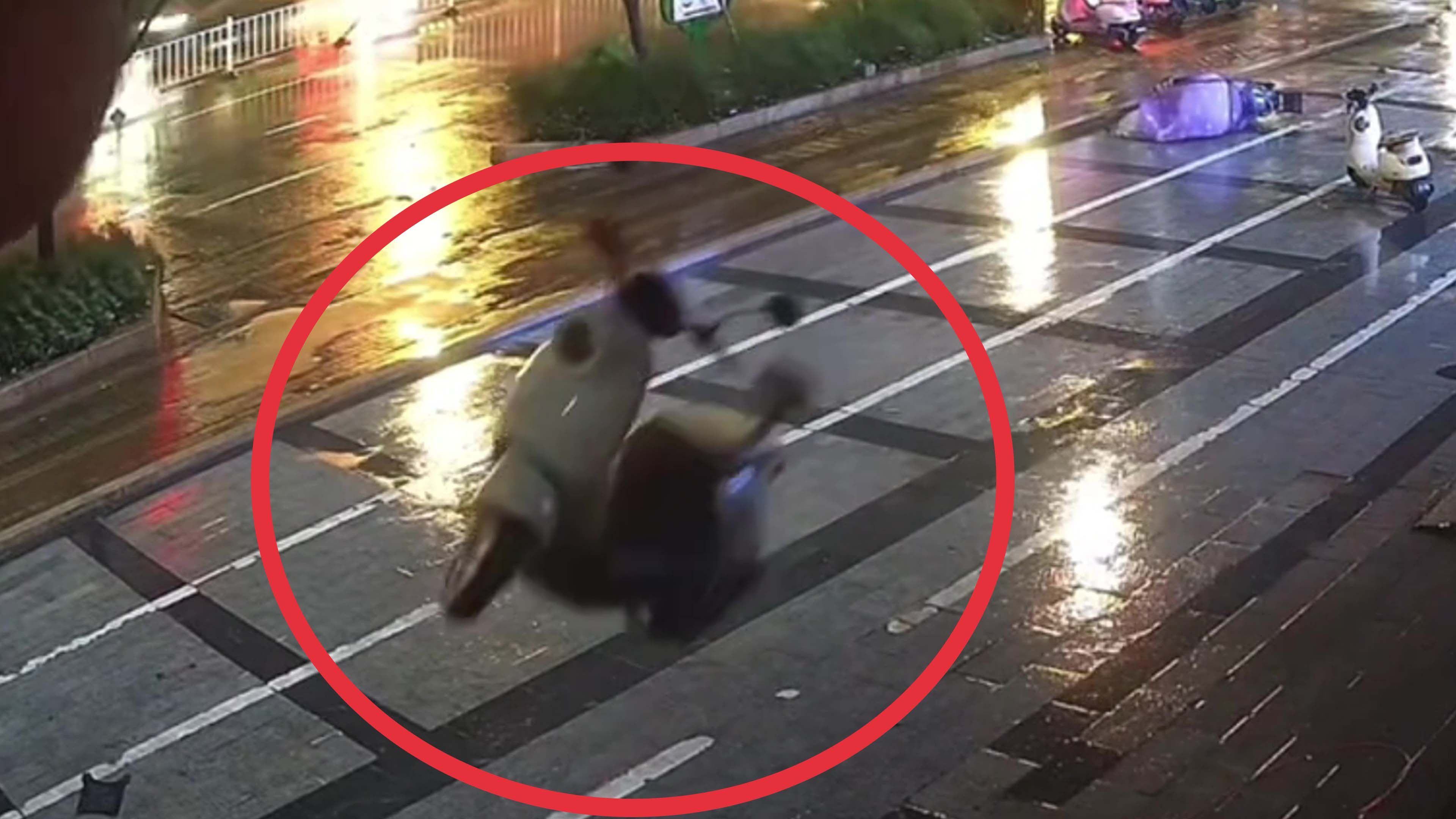 Video: Elektroroller wird von Typhoon Hongxia durch die Luft geschleudert