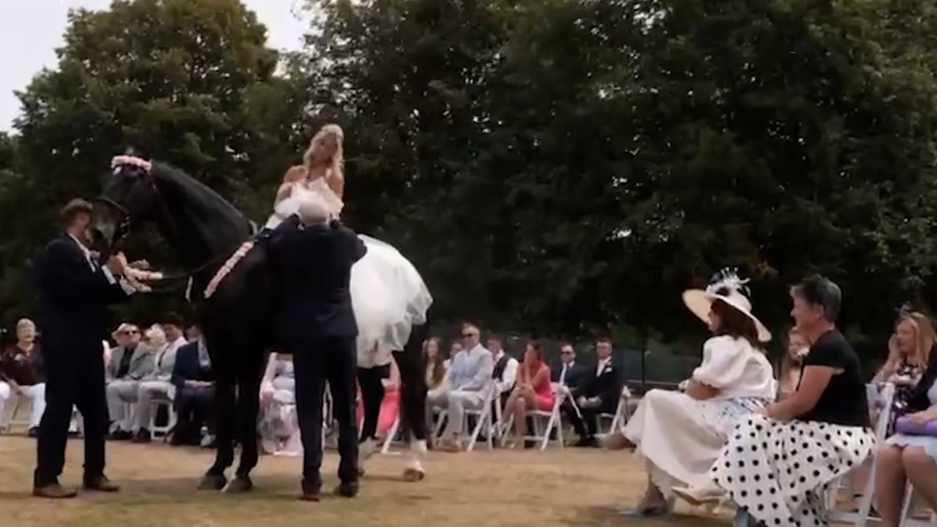 Video: Braut reitet zu Pferd zum Altar – bewegende Hommage an ihren verstorbenen Vater